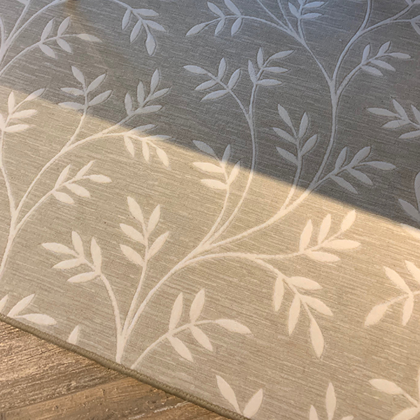 Tan leaf patterned area rug, 5' x7.50'